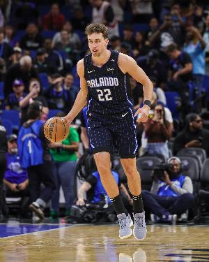 外线开花！小瓦手感火热半场7中5&amp;三分2中2 轻松砍下16分4板