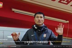 邵佳一半场喊话：每个人都付出了很多但效果不好，要再耐心一点